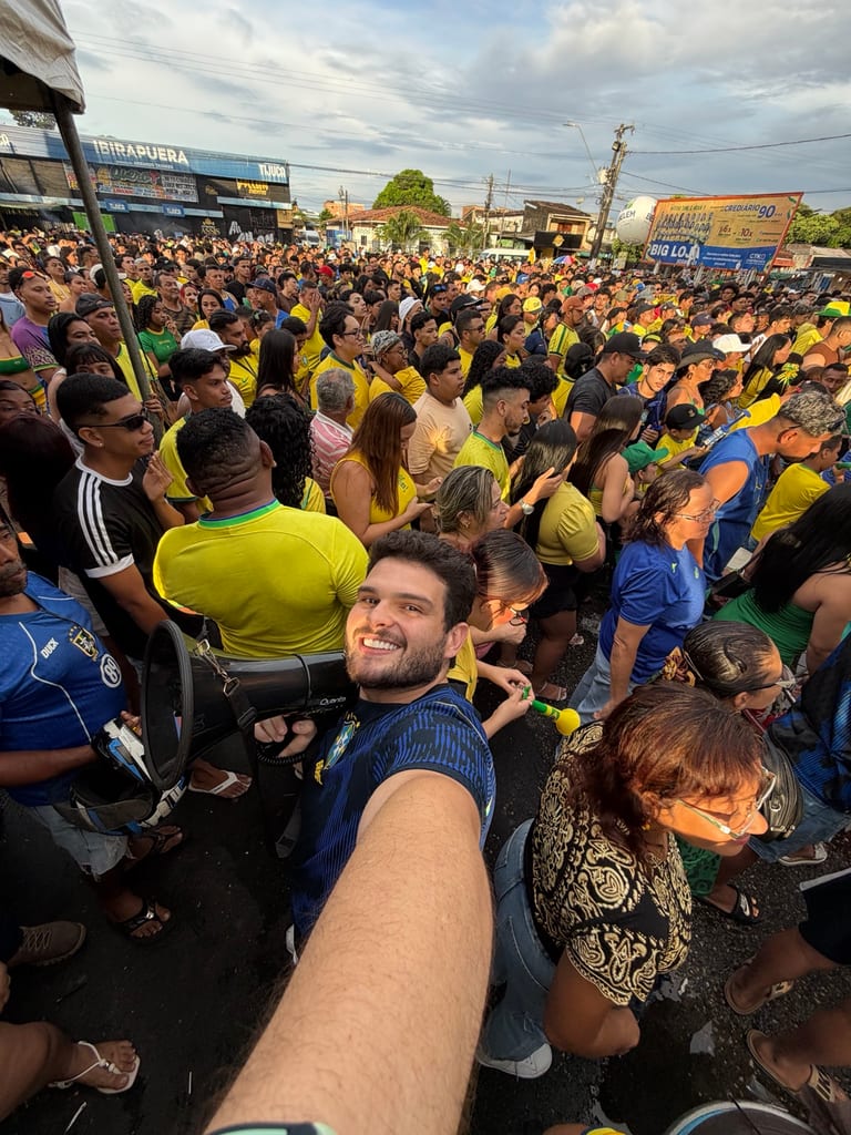 André Martha sorrindo em meio ao público em Belém